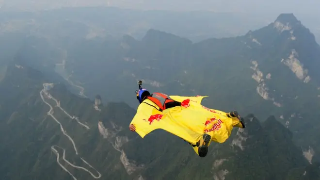 Пилот вингсьюта Ратмир Нагимьянов врезался в жилой дом и погиб