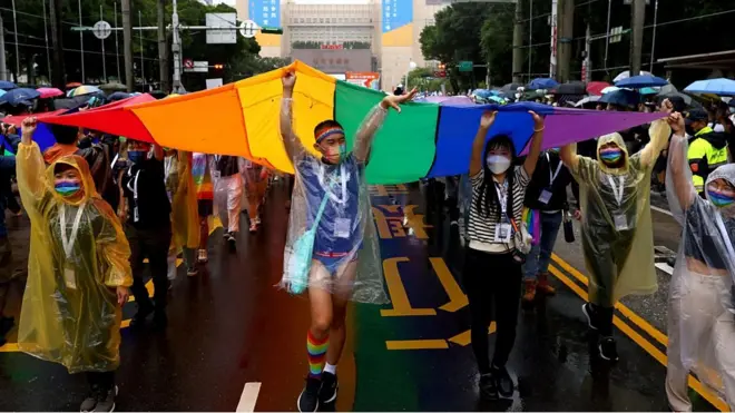 台北民眾雨中慶祝台灣同志大遊行20週年