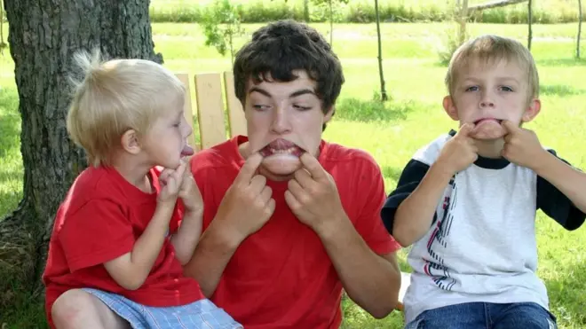 Permepuan dan laki-laki yang bekerja sebagai pengasuh anak mendapat perlakuan berbeda, terutama soal gaji dan fasilitas material lainnya.
