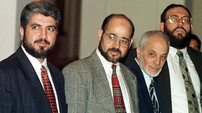 نزال وغوشة (على اليمين) في صورة مع أبو مرزوق وخالد مشعل الذي أصبح لاحقا رئيس المكتب السياسي لحماس.