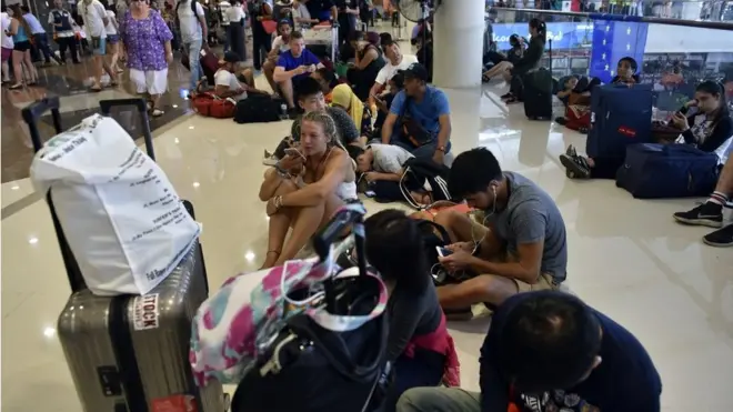 ብኣሽሓት ዝግመቱ ተጓዓዝቲ ብምኽንያት ምዕፃው ኣገልግሎት እቲ መገዲ ኣየር መገሽኦም ተኣጓጒሉ