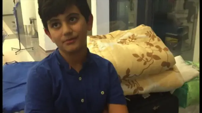 モスクワの空港で「暮らす」シリア人少年