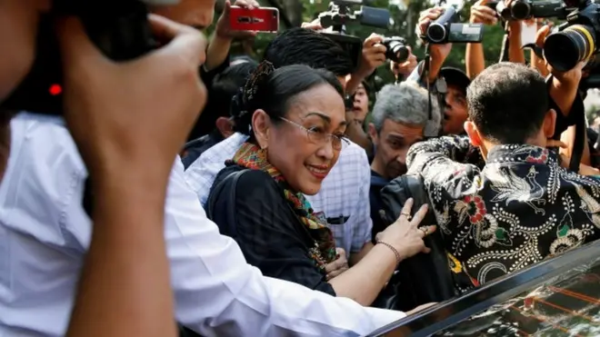 Usai jumpa pers, Sukmawati Soekarnoputri tidak bersedia menjawab pertanyaan para wartawan yang mengerubutinya.