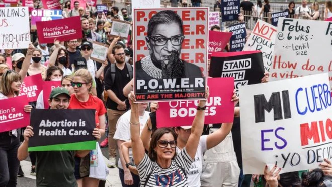 กลุ่มผู้สนับสนุนสิทธิในการทำแท้ง เดินขบวนบนสะพานบรูกลิน เมื่อวันที่ 14 พ.ค.ที่ผ่านมา