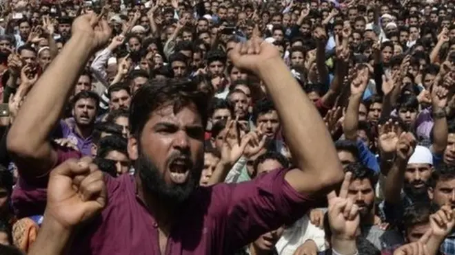 प्रदर्शनकारियों के जनाज़ों में भारी भीड़ शामिल रही