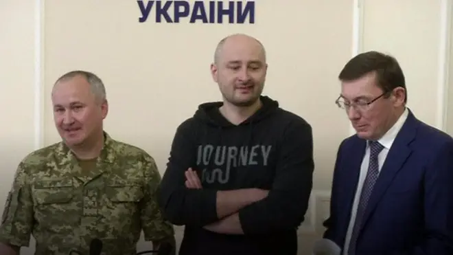 الصحفي الروسي، أركادي بابيتشينكو، الذي انتشرت أنباء على نطاق واسع باغتياله في كييف الثلاثاء، لا يزال حيا وبصحة جيدة.