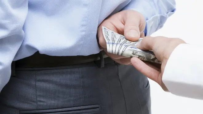 La corrupción, según algunos estudios, podría -por ejemplo- facilitar procesos burocráticos e incluso permitir la dinamización de la economía.