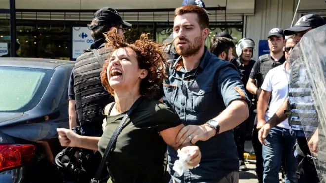 Около ста участников протеста были задержаны. Полиция назвала акцию протеста незаконной.