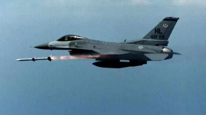 Ракета отаётган F-16 самолёти