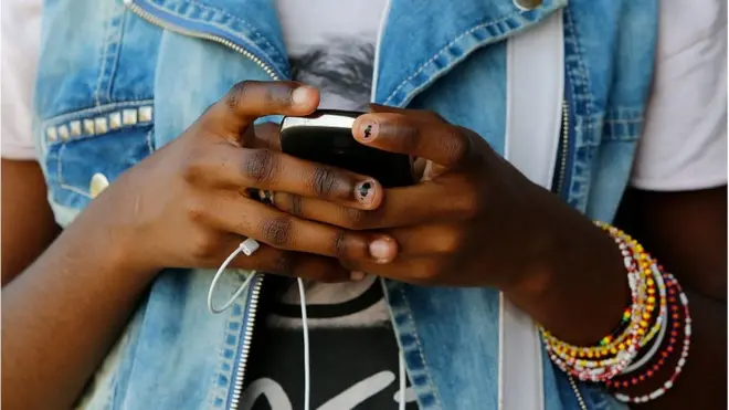 ሞባይል የምትጠቀም ታዳጊ