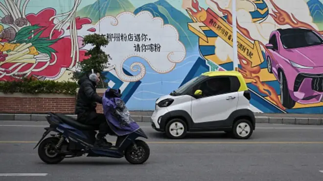 在中國南方城市柳州,街頭隨處可見色彩絢麗、身形小巧的微型電動汽車。