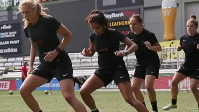 Надіа Надім починала грати в футбол у таборі для біженців. Раніше вона ніколи не бачила, щоб жінки займалися спортом.