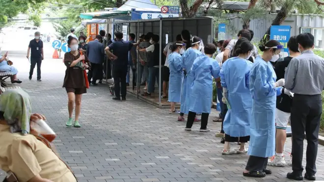 11일 신규 확진자 수는 1만2693명으로 일주일 전에 비해 2배 증가했다