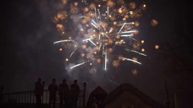 北京某角落群众观看烟花迎新年（28/1/2017）