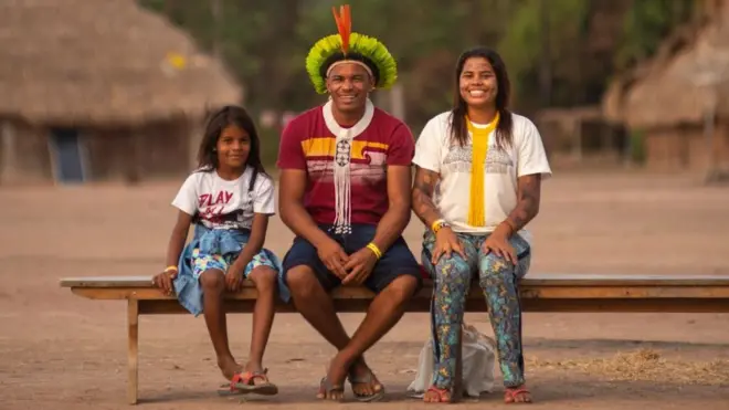 O cacique Giliarde Juruna com o filho Awãkayu (à esq.) e a filha Anita (ou Yakawilu); ela se tornou fluente na língua ancestral do povo após interâmbio com membros da etnia refugiados7games ferramenta appMato Grosso há quase um século