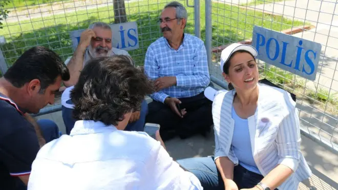 Öğlen güneşinin altında parktakiler ağaçların gölgesine sığınıyor