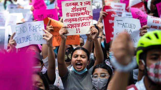 नेपाल की राजधानी में रेप और यौन हिंसा के खिलाफ प्रदर्शन करते लोग