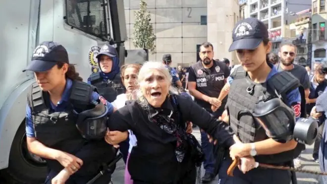 صورة أمينة أوجاك ( 82 عاماً) التي اعتقلت عدة مرات بسبب احتجاجها ونشاطاتها المتكررة بعد أن اعتقلت الحكومة التركية ابنها حسن أوجاك عندما كان في الثلاثين من عمره عام 1995