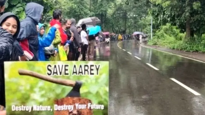 विरोध कर रहे लोग