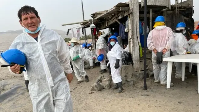 En la playa de Ancón los operarios de limpieza trabajan intensamente.