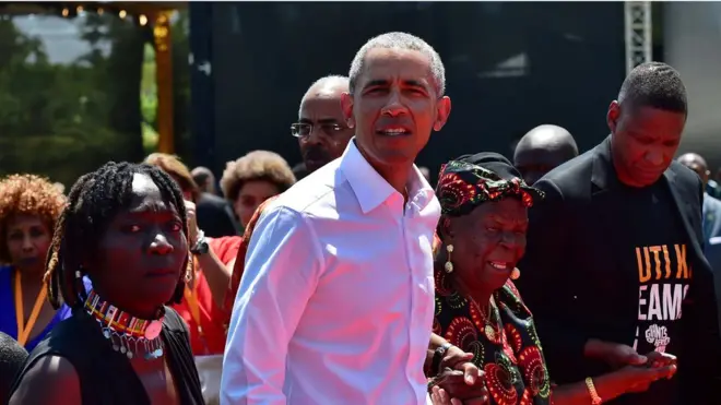 Obama, Auma Obama (kushoto) Sarah Obama (kulia)