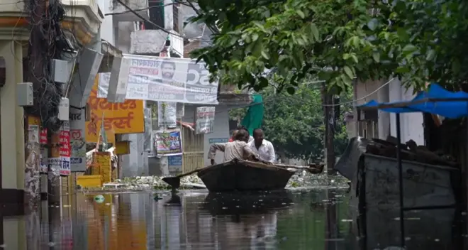 प्रयागराज में बाढ़ की वजह से कई इलाके पानी में डूबे