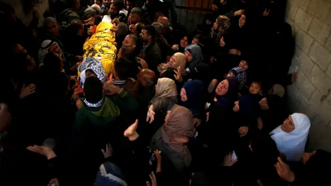 فلسطينيون يشيعون قتيلا قضى في القصف الإسرائيلي