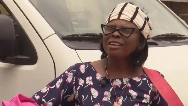 Jenny Kenny nwaanyi na-agụ egwu