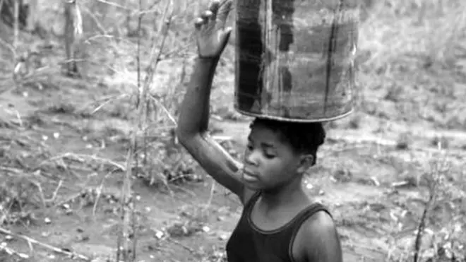 Josefina na Eudicia na-aga akwụkwọ nanị otu ụbọchị maka mmiri