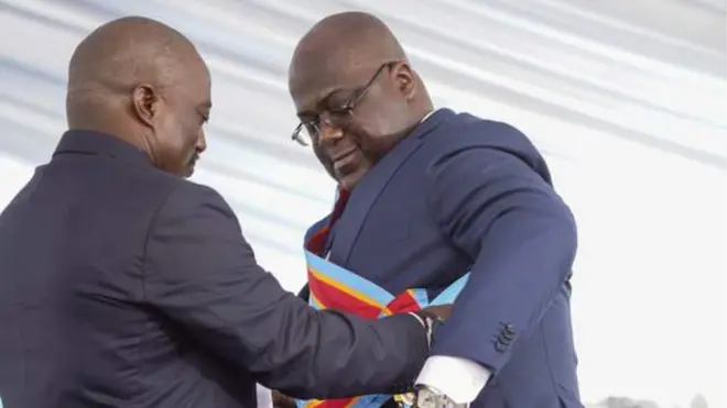Bwana Kabila (ibumoso) yashyikirije ubutegetsi Bwana Tshisekedi (iburyo) mu kwezi kwa mbere k'uyu mwaka, nyuma y'amatora ataravuzweho rumwe yo mu mwaka ushize wa 2018