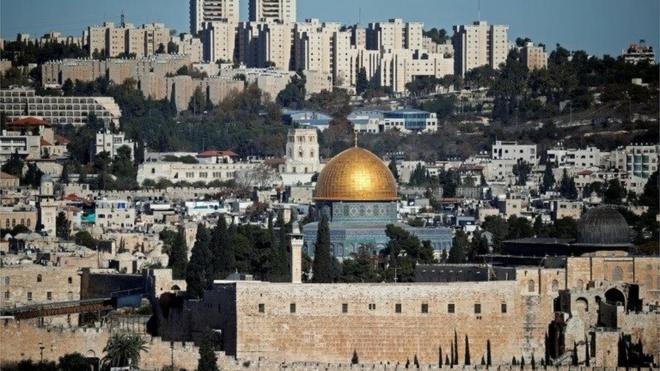 Jérusalem désigné sous le nom Al-Qods, abrite la mosquée Masjid-Al Aqsa, le troisième lieu saint de l'islam après la Kabba et la mosquée de Médine où repose le prophète Mohamed.