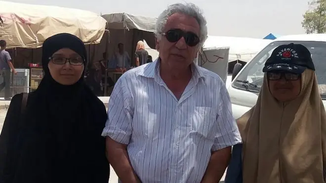 Dilfansyah (kiri) bersama petugas kamp dan Nur.