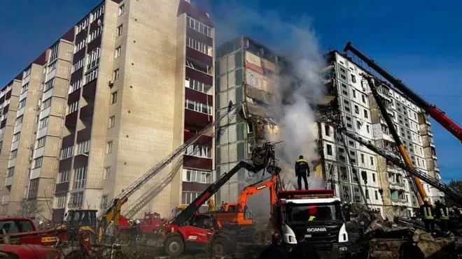В Умани людей ищут под завалами после обрушения подъезда жилого дома