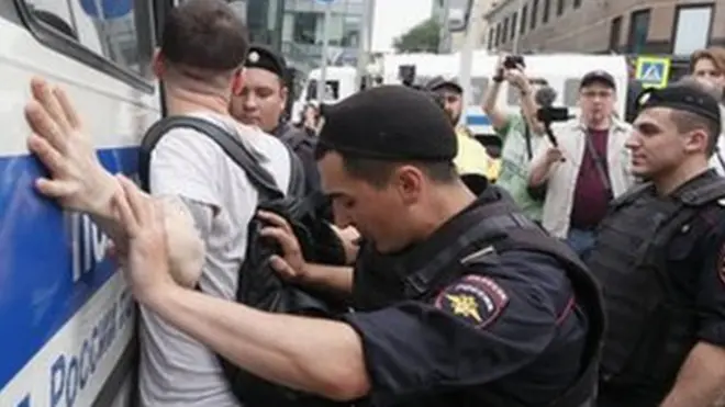 Задержанные участники акции давали интервью прямо из окна автозака.