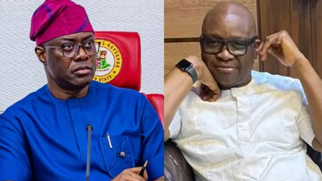 Gomina Seyi Makinde ipinlẹ Oyo wọ aṣọ buluu ati fila, Ayo Fayose gomina ipinlẹ Ekiti tẹlẹ wọ buba funfun