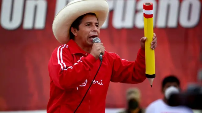 Dos figuras claves del gobierno de Pedro Castillo renunciaron, lo que llevó al mandatario a anunciar la evaluación de un nuevo gobierno.