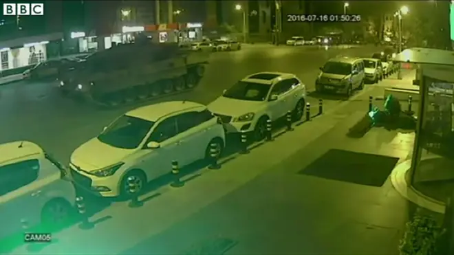 トルコ戦車を止めようと……肘が完全に砕け