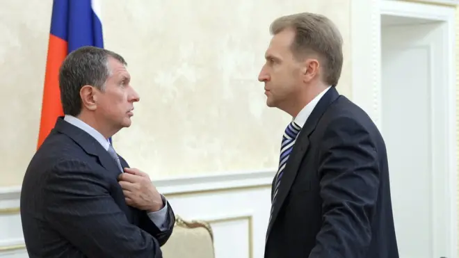 Игорь Шувалов (справа) держит интригу относительно потенциальных покупателей акций "Роснефти", которую возглавляет Игорь Сечин (слева)