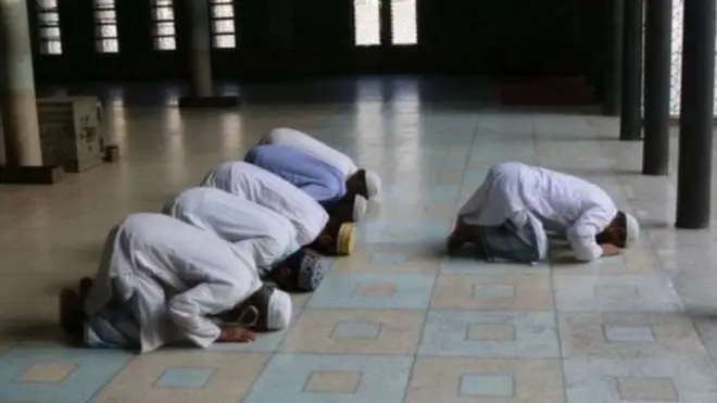 নামাজ আদায় করছেন মুসুল্লিরা