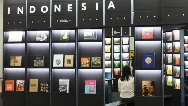 Stan Indonesia di ajang pameran London Book Fair 2018 dengan dominasi warna hitam 'yang terlihat menonjol' di antara stan negara-negara lain.