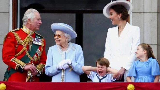 ดูเหมือนว่าเสียงเครื่องบินรบในพิธีสวนสนามจะดังเกินไป สำหรับเจ้าชายลูอีส์แห่งเคมบริดจ์