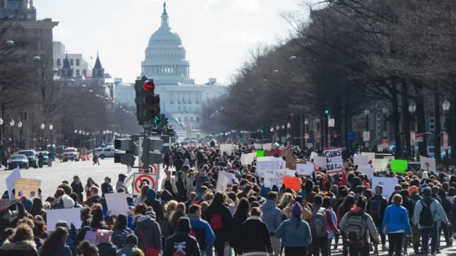 Para pelajar di kawasan Washington DC menuju Kongres AS dan Gedung Putih untuk berdemonstrasi.
