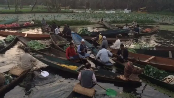 ایک ڈیڑھ گھنٹے کی سودے بازی کے بعد خرید و فروخت کا سلسلہ تو نمٹ جاتا ہے لیکن ایک بحث ہے جو ختم ہونے کانام نہیں لیتی