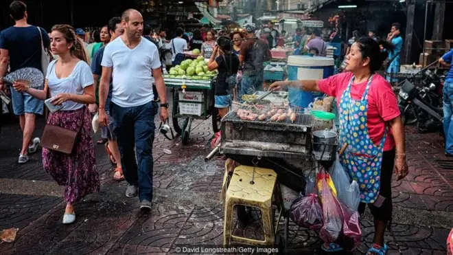 Jalanan Bangkok terlihat meriah dengan keberadaan para pedagang kaki lima.