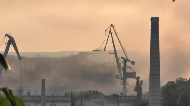 дым после пожара на заводе 