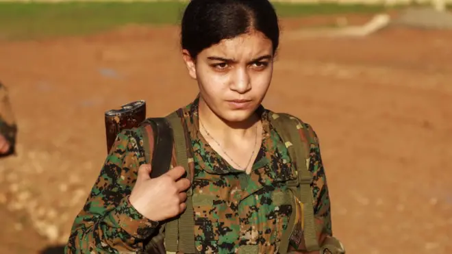 2018년 12월 21일 IS 격퇴전에서 전사한 전우의 장례식에 참석한 쿠르드 민병대 '여성수비대'(YPJ) 부대원