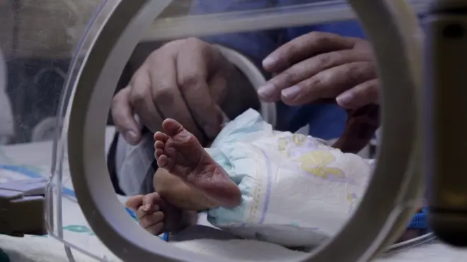 Baby poo get plenti good bacteria because tdem neva do di tins wey older pikin and adult dey do to mess up dia microbiomes.