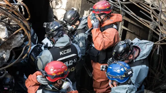 경찰과 소방대원들이 KT아현국사 화재 현장에서 현장 감식을 하고 있다