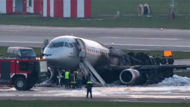 Під час посадки у літака зламалися опори шасі