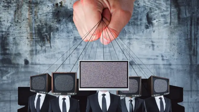 傳統媒體常常集中在少數幾個大集團手中，於是這些集團便經常成為陰謀論的素材。